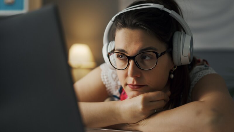 Regarder ou écouter à vitesse accélérée : un risque pour les capacités cognitives ?