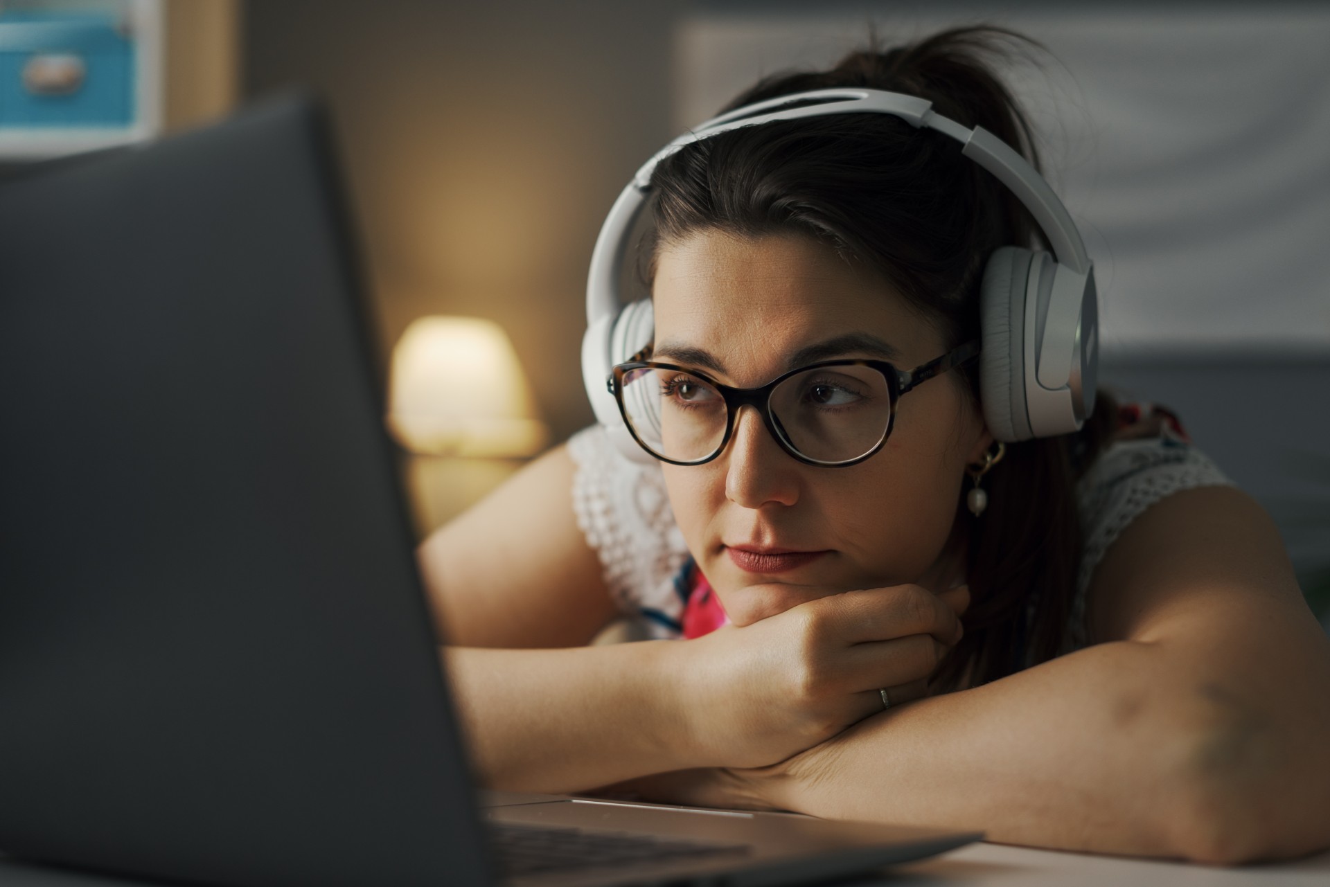 Regarder ou écouter à vitesse accélérée : un risque pour les capacités cognitives ?