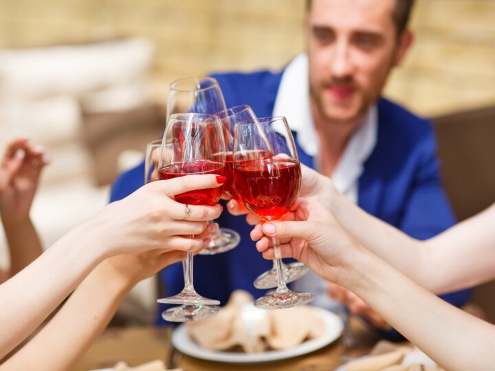 Publicités pour l’alcool sur les réseaux sociaux : les jeunes toujours trop exposés