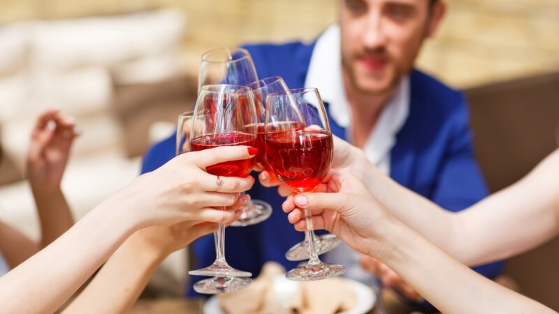 Publicités pour l’alcool sur les réseaux sociaux : les jeunes toujours trop exposés