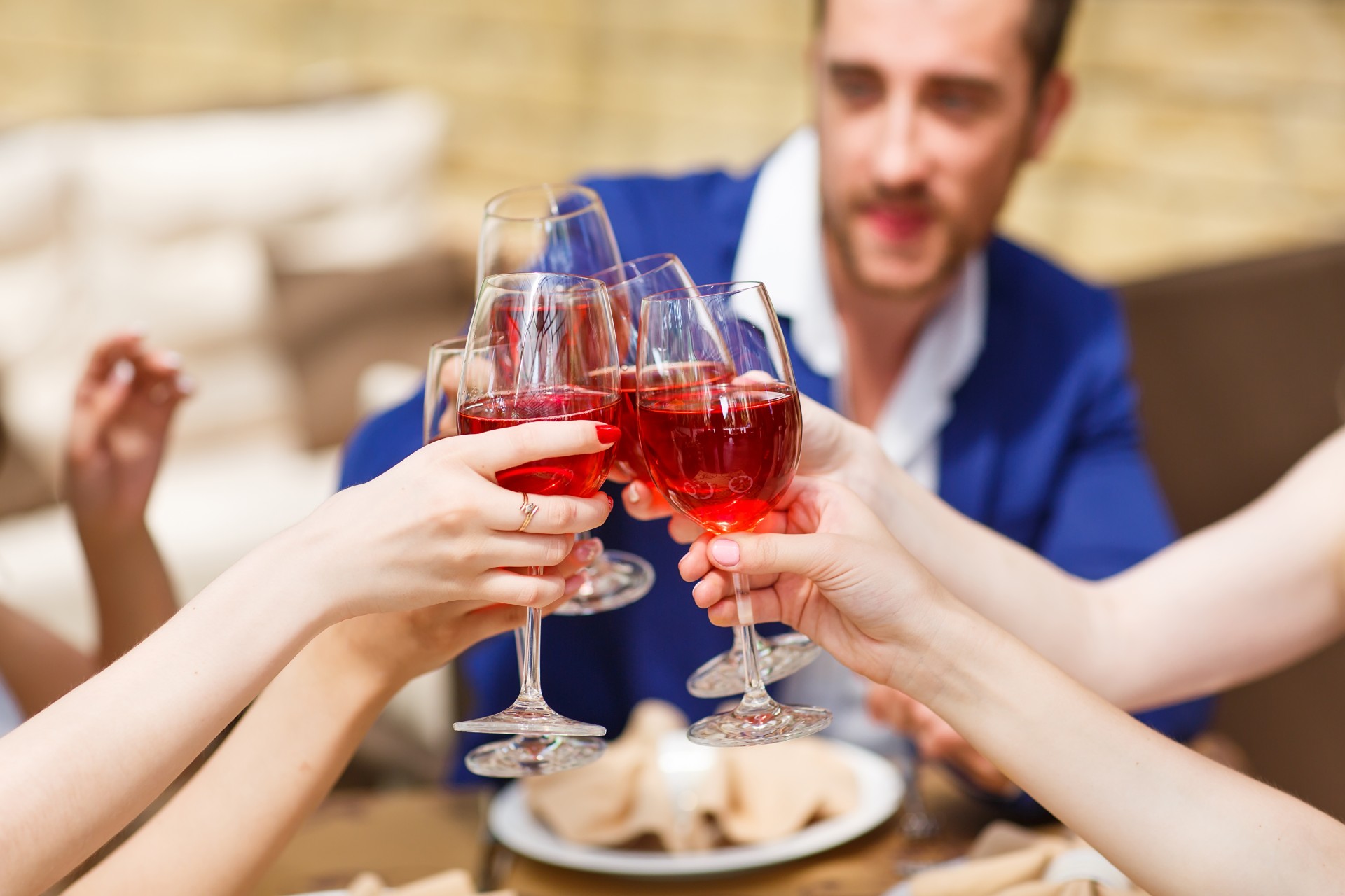 Publicités pour l’alcool sur les réseaux sociaux : les jeunes toujours trop exposés