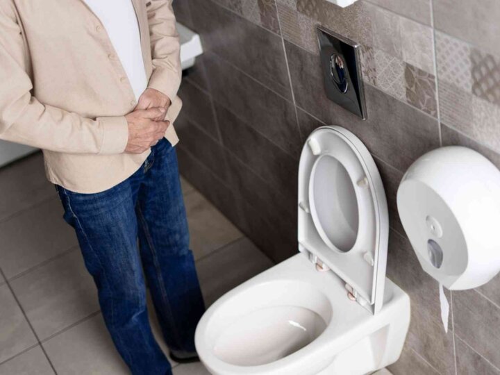 Syndrome de la vessie timide : quand uriner hors de chez soi devient impossible