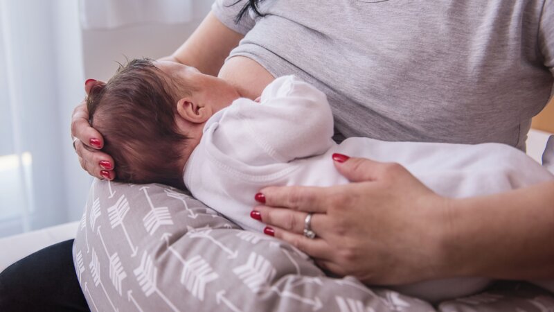 Des produits chimiques détectés dans le lait maternel