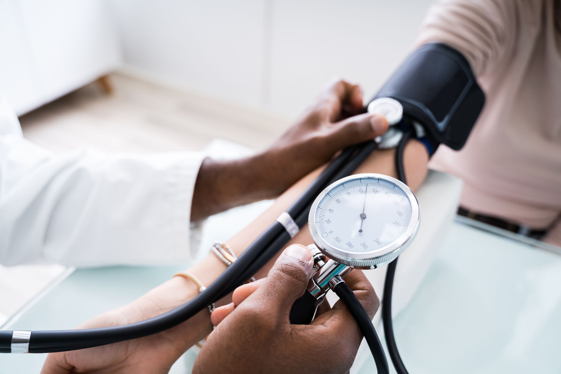 Hypertension artérielle : découverte d’une cause qui n’a rien à voir avec le stress ou le poids