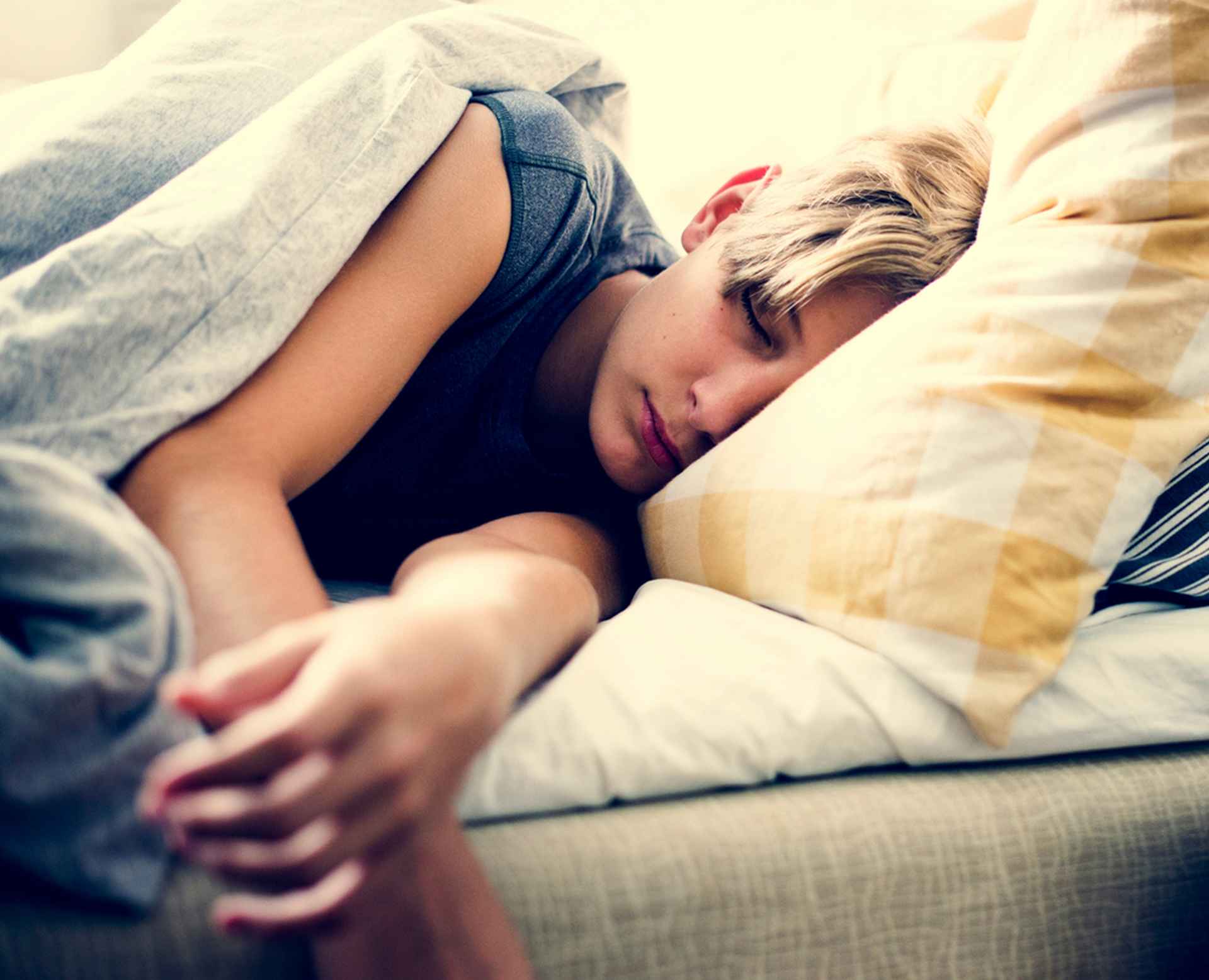 Faire la grasse matinée le week-end pourrait protéger les adolescents de la dépression