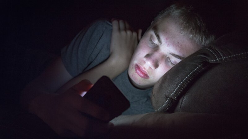 Chaque jour, 1 adolescent sur 2 va sur les réseaux sociaux : quels sont les risques ?