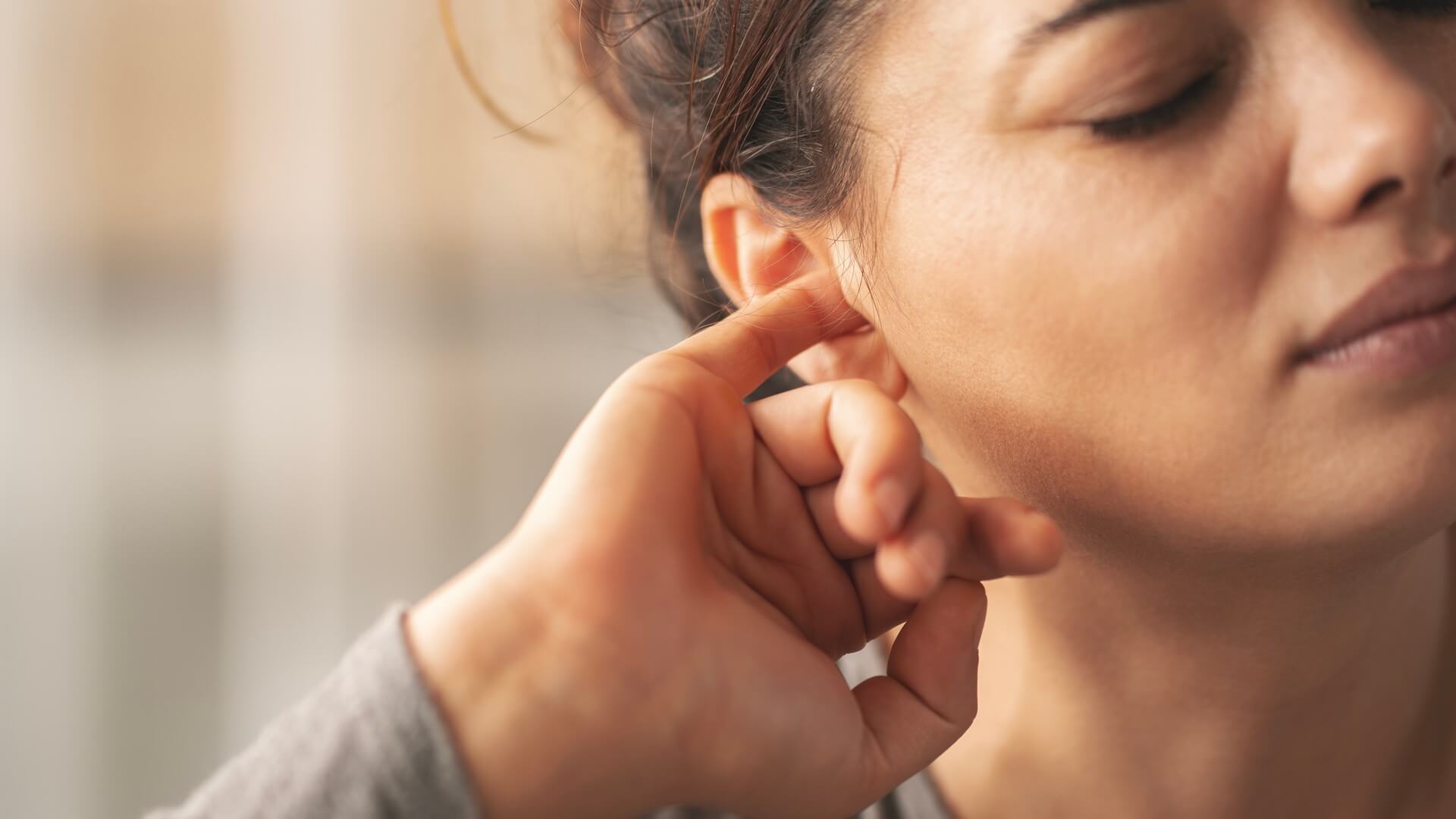 Pourquoi certaines personnes ont-elles tant de plaisir à se curer l’oreille ?