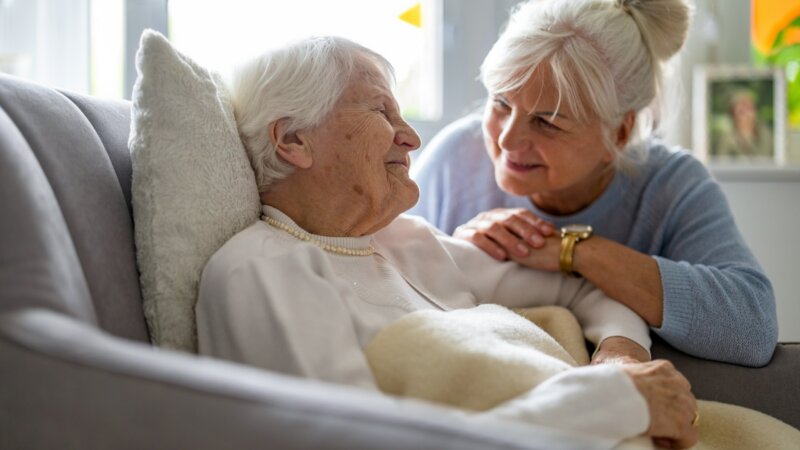Alzheimer, démence : le deuil blanc, ou comment faire le deuil d’une personne toujours vivante